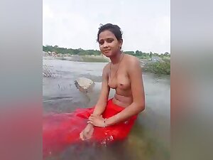 Dehati Lovers Enjoying Outdoor Bathing On Selfie Cam