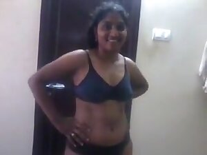 Andra aunty possing to bf sexy 2