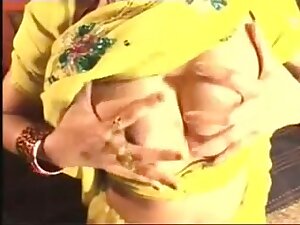 Hawt Northindian B Grade Actress Expose Her Bra Buddies & Love Tunnel