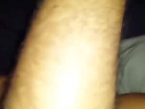 Une indienne suce une bite de noir et avale