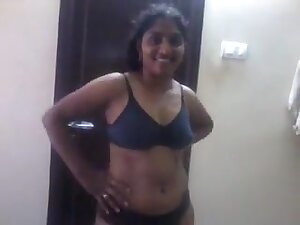 Andra aunty possing to bf sexy 2