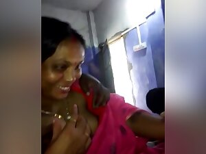 Exclusive- Desi Randi Bhabhi Showing Her Boobs