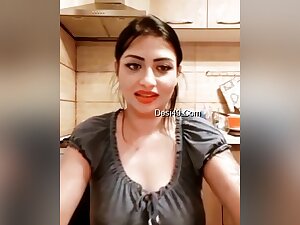 Today Exclusive-sexy Bhabhi Showing Ass
