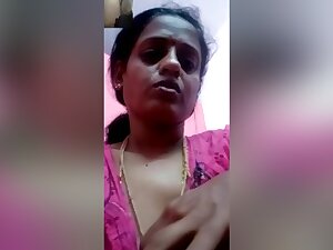 Today Exclusive- Mallu Bhabhi Showing Her Milky Boobs On Video Call