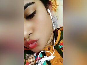 Today Exclusive -cute Desi Girl Shows Her Boobs To Lover On Vc
