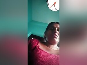 Today Exclusive-desi Mature Aunty Showing Her Boobs On Video Call Part 1