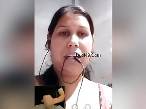 Today Exclusive- Sexy Boudi Showing Her Boobs