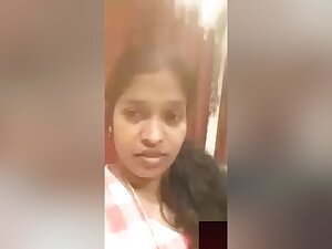 Today Exclusive- Horny Desi Bhabhishowing Her Boobs