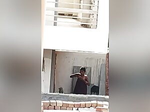 Exclusive- Desi Village Bhabhi Outdoor Bathing Record By Hidden Cam
