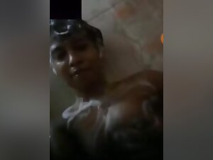 Today Exclusive- Desi Village Girl Bathing On Video Call