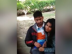 Exclusive- Hot Look Desi Girl Blowjob In Park