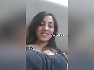 Today Exclusive- Horny Paki Girl Sucking Her Boobs