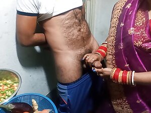 Ladki Ne Kitchen Me Land Hilaya - Handjob In Kitchen
