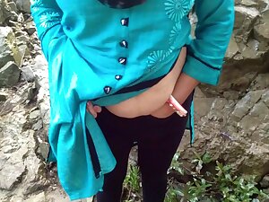 Ajnabi Ne Jungle Me Sonal Bhabhi Ki Choot Me Ungli Dalkar Maza Diya - Leigh Darby