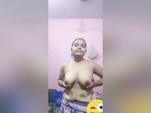 Today Exclusive -cute Desi Girl Shows Her Boobs
