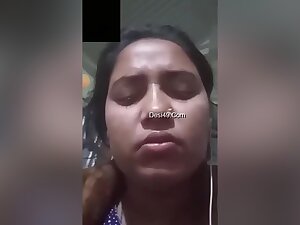 Today Exclusive- Village Girl Showing Her Boobs And Pussy