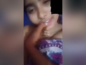 Sexy Desi Girl Shows Her Boobs