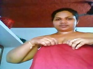 Aunty Oiling Her Sexy Feagure After Bath