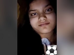 Today Exclusive-sexy Girl Showing Her Boobs On Video Call