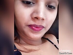 Today Exclusive-super Hot Desi Girl Showing Her Big Boobs