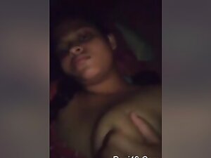 Today Exclusive-cute Lankan Girl Playing With Her Boob
