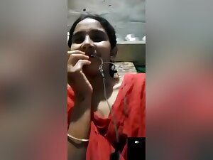 Horny Bahbhi Shows Her Pussy On Vc