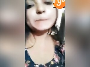 Sexy Desi Girl Shows Her Boobs