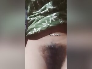 Desi Bhabhi Shows Her Boobs