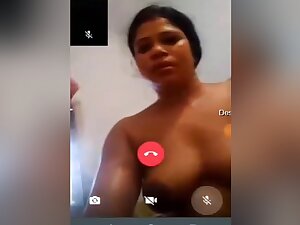 Bhabhi Shows Bathing On Vc