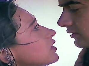 Karishma Kapoor Rajahindusthani Full Smooch