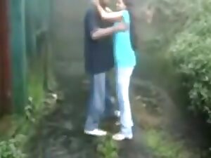 Morena hindu haciendo una mamada en la calle