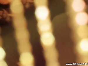 A Seductive and Sexy Dance Moves From An Indian MILF