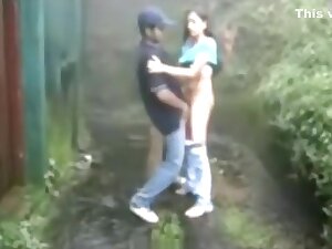Morena hindu haciendo una mamada en la calle - pinguino69